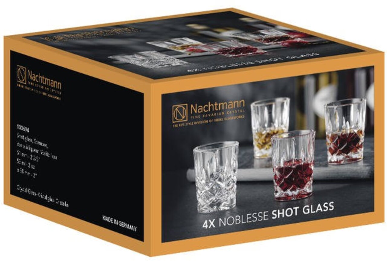 Nachtmann Stamper, set van 4 NOBLESSE Verpackung des Nachtmann Stamper Noblesse 4er-Sets mit vier Kristallgläsern, gefüllt mit verschiedenen Getränken, aus seitlicher Perspektive.