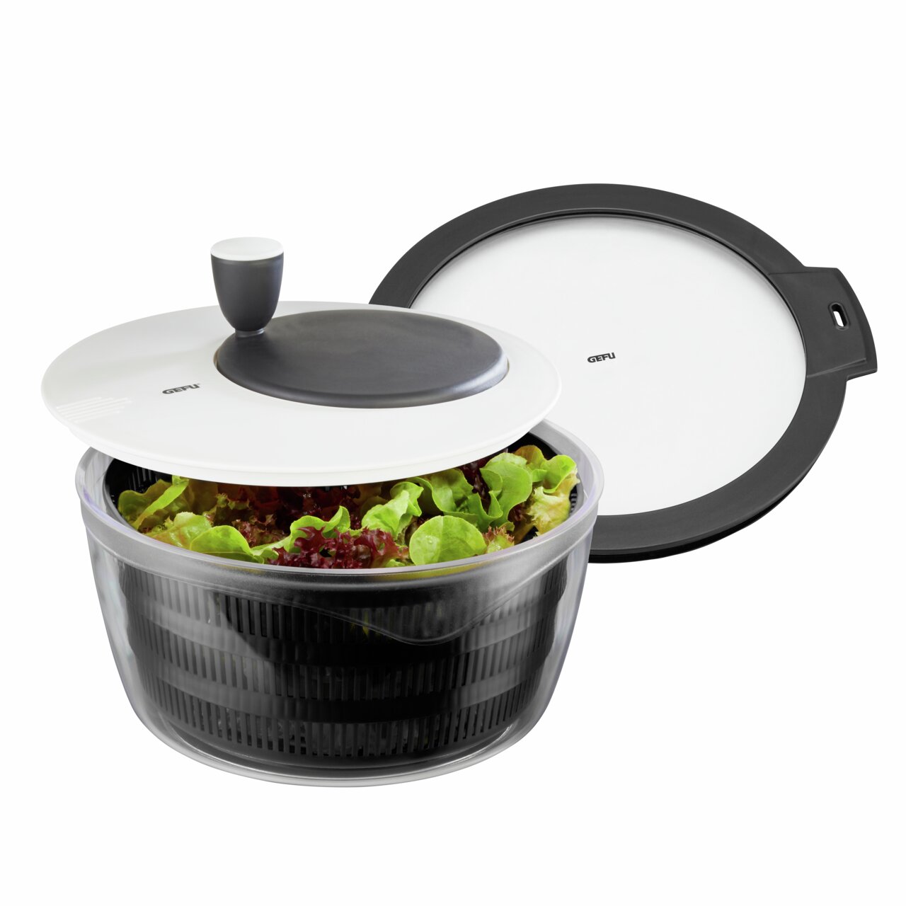 GEFU Slacentrifuge ROTARE Salatschleuder ROTARE mit transparentem Behälter und schwarzem Sieb, gefüllt mit frischem Salat, aus einer leicht erhöhten Perspektive.