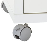 Nahaufnahme eines weißen Rollcontainers mit grauen Rollen, seitliche Perspektive