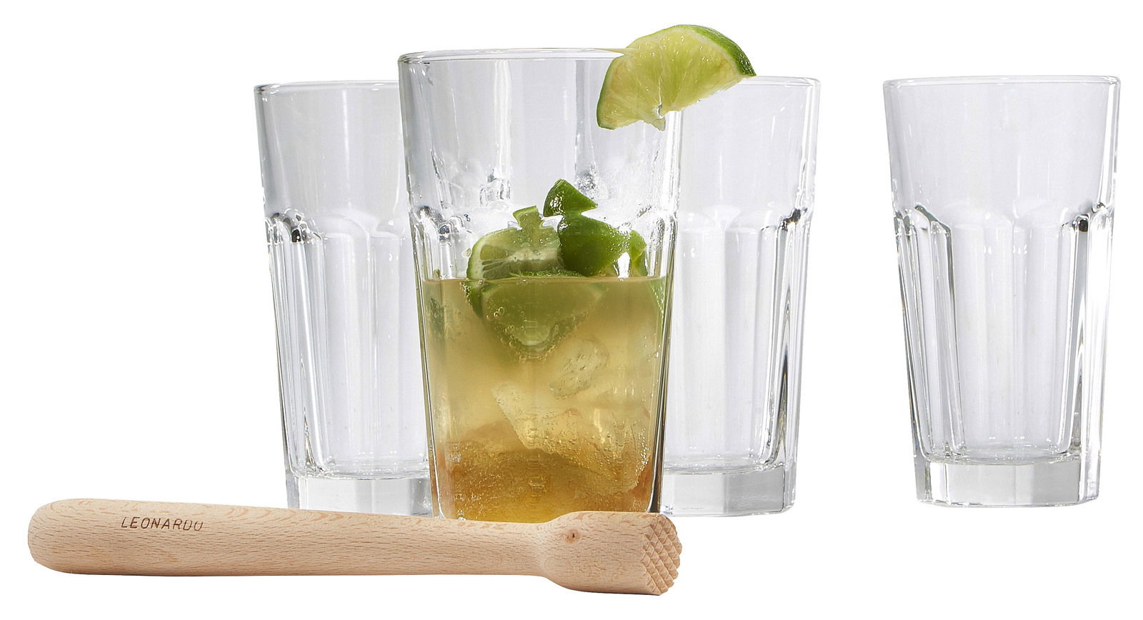 Set aus vier klaren Gläsern und einem Holzstößel, frontal fotografiert, mit einem Glas gefüllt mit einem Getränk und Limettenscheiben.