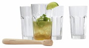 Set aus vier klaren Gläsern und einem Holzstößel, frontal fotografiert, mit einem Glas gefüllt mit einem Getränk und Limettenscheiben.