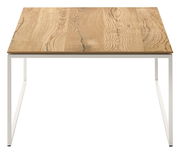 Moderner Couchtisch mit Holzplatte und weißem Metallgestell, Frontalansicht