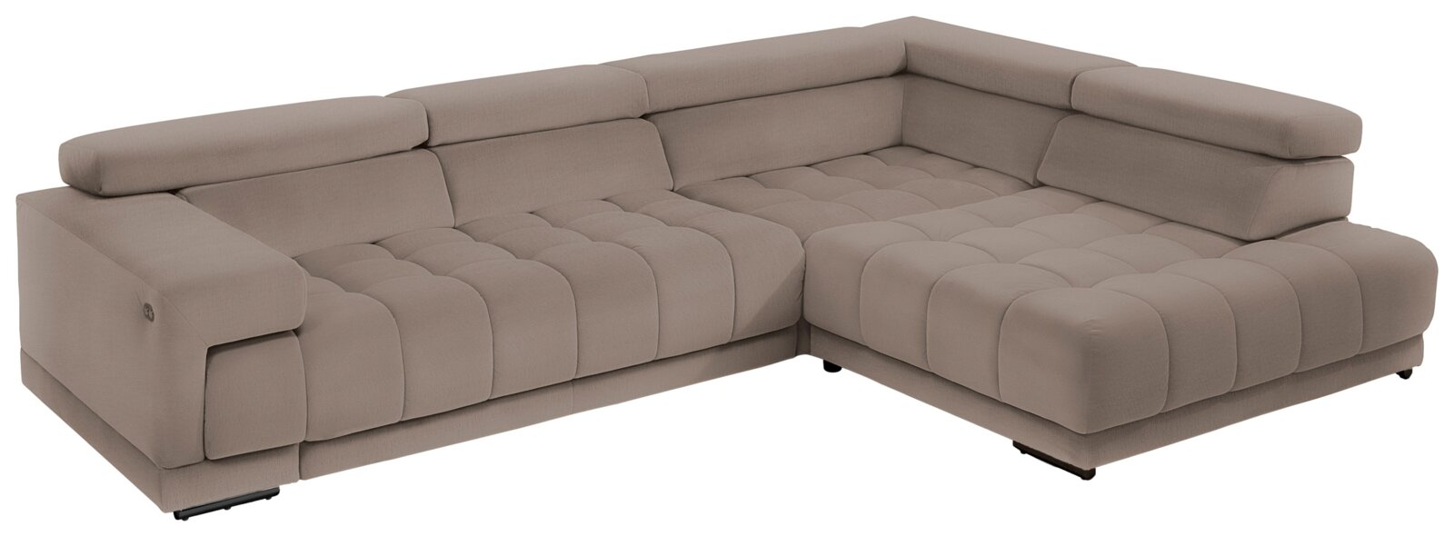 Beiges, gepolstertes Ecksofa in L-Form mit breiter Ottomane rechts, gesteppten Sitzflächen und verstellbaren Kopfstützen, freigestellt auf weißem Hintergrund, Ansicht schräg von vorne.