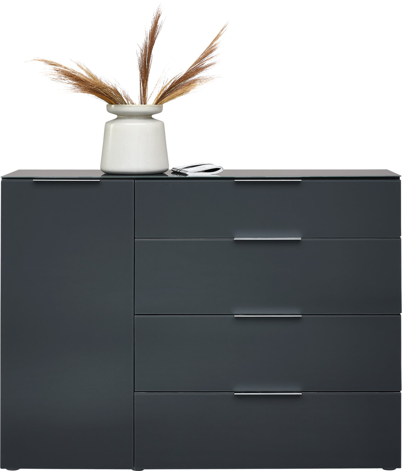 Moderne Kombikommode in dunklem Grau mit vier Schubladen und einer Tür, dekoriert mit einer Vase und getrockneten Gräsern, Frontalansicht.