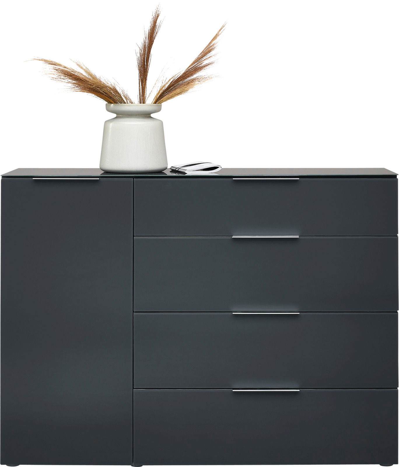 Moderne Kombikommode in dunklem Grau mit vier Schubladen und einer Tür, dekoriert mit einer Vase und getrockneten Gräsern, Frontalansicht.
