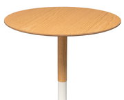 Runder Beistelltisch aus Holz mit weißem Metallfuß, seitliche Perspektive