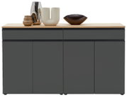 Vooraanzicht van een modern, grijs dressoir met houten blad, versierd met stijlvolle vazen en schalen.