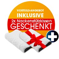 Speciale aanbieding: 2 gratis neksteunkussens – twee witte, gewatteerde neksteunkussens met een rode strik, vooraanzicht in lichte schuine hoek