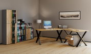 Modernes Büro mit großem Eckschreibtisch aus Holz mit schwarzen X-Beinen und rollbarem Container; Perspektive: leicht schräg von vorn (Raumansicht).