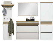 Moderne garderobeset in wit met houten accenten: links een wandpaneel met legplank en haken, in het midden een schoenenkast met lades en spiegel, rechts een hoge kast; vooraanzicht.