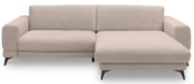 Beiges, modernes Ecksofa mit rechter Ottomane/Chaiselongue, zwei Sitzkissen, gepolsterten Armlehnen und schwarzen konischen Füßen, freigestellt auf weißem Hintergrund, Frontansicht.