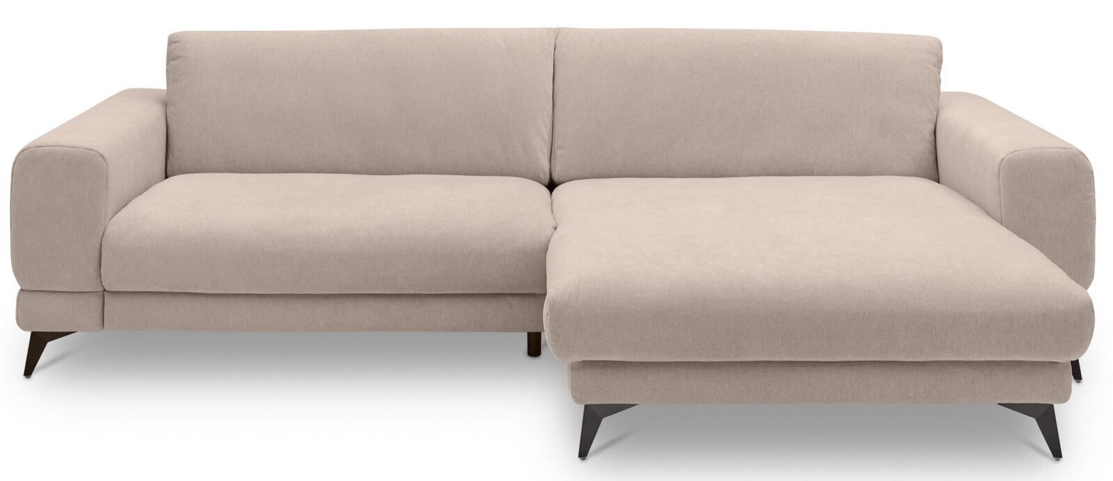 Beiges, modernes Ecksofa mit rechter Ottomane/Chaiselongue, zwei Sitzkissen, gepolsterten Armlehnen und schwarzen konischen Füßen, freigestellt auf weißem Hintergrund, Frontansicht.