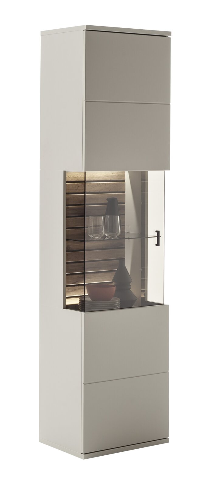 Hohe moderne Vitrine in Weiß/Grau mit mittlerem Glasfach und schwarzem Griff, innen Holzrückwand und Beleuchtung, gefüllt mit Gläsern und Geschirr, Ansicht schräg von vorn