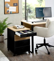 Moderner Drehstuhl in einem stilvollen Büro, seitliche Perspektive