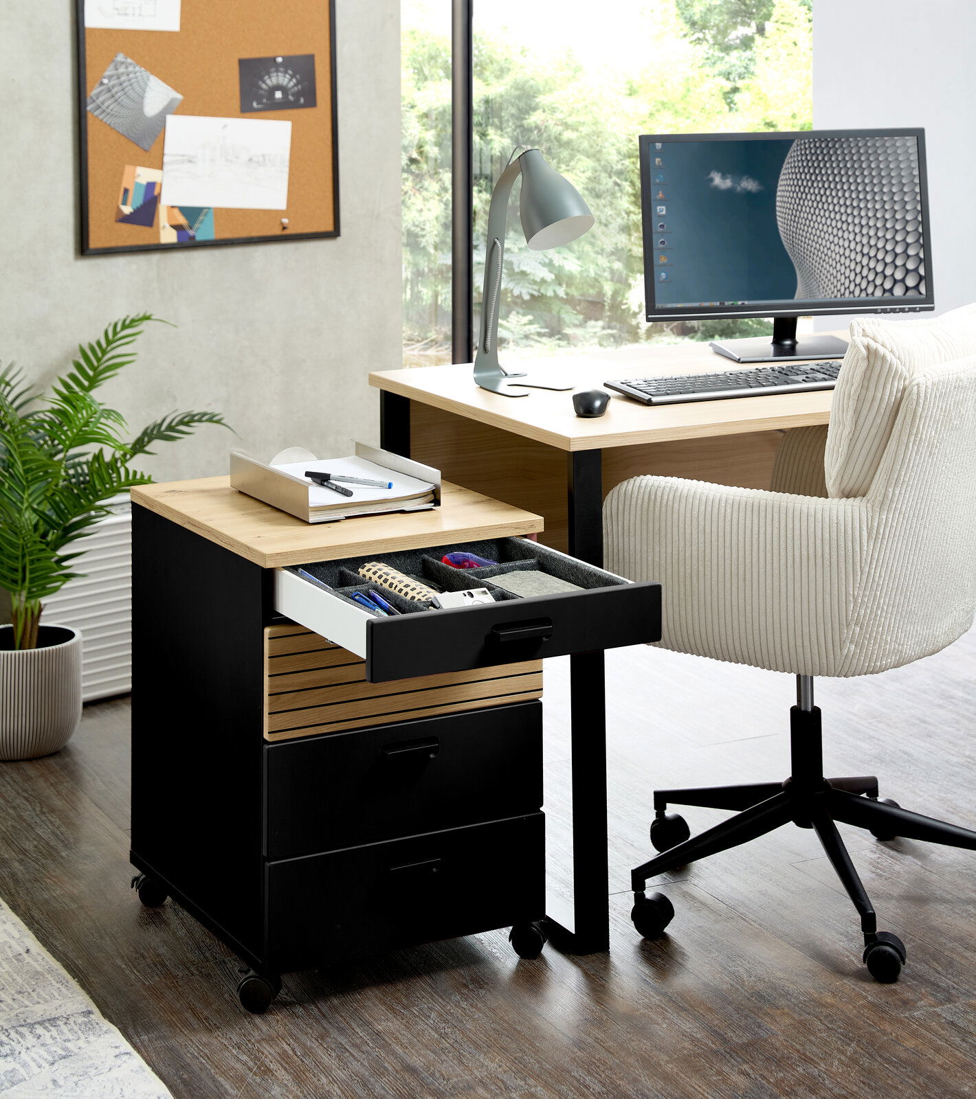 Moderner Drehstuhl in einem stilvollen Büro, seitliche Perspektive