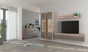 Modernes Wohnzimmer mit Wohnwand: zwei hohe Vitrinenschränke, schwebendes TV-Lowboard und Wandregal in Holzoptik mit grauen Fronten, gezeigt in frontaler Perspektive leicht von links.