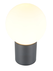 Moderne Aussenwandleuchte mit kugelförmigem, weißem Lampenschirm und zylindrischem, dunklem Sockel, seitliche Perspektive