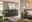 Novel XXL-Sideboard STYLE Modernes Schlafzimmer mit einem großen, glänzenden Sideboard und einer passenden Nachtkommode in dunklem Design, seitliche Perspektive.