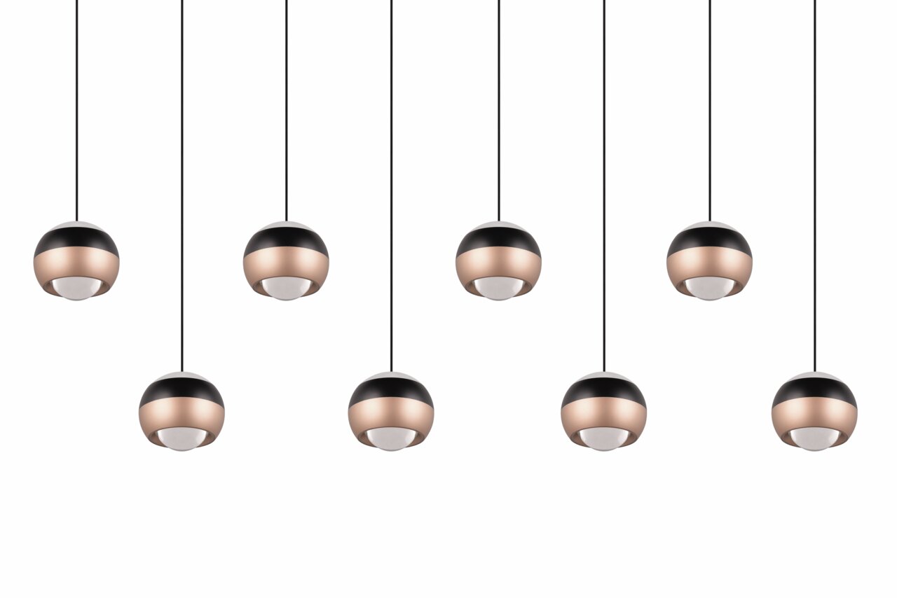 Mehrere moderne Pendelleuchten in Kugelform mit schwarzem und kupferfarbenem Design, von unten betrachtet.