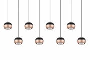 Mehrere moderne Pendelleuchten in Kugelform mit schwarzem und kupferfarbenem Design, von unten betrachtet.