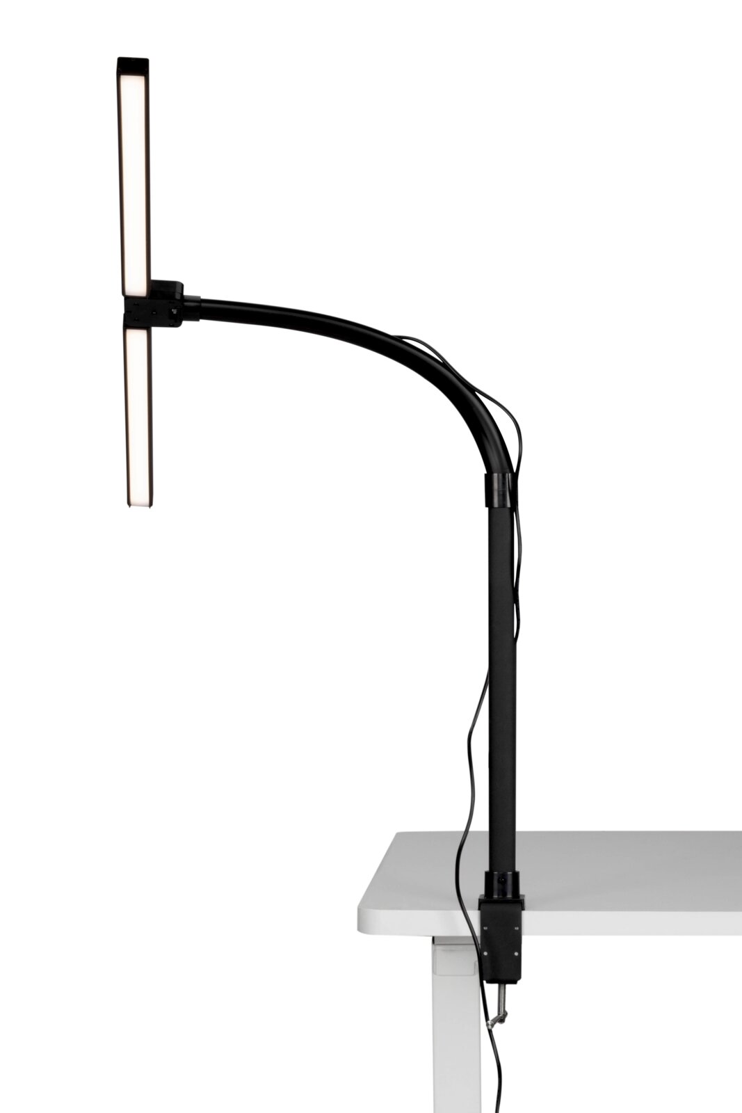 LED-Klemmleuchte in seitlicher Perspektive, befestigt an einem Tisch, mit flexiblem Arm und rechteckigem Leuchtkopf.
