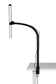 LED-Klemmleuchte in seitlicher Perspektive, befestigt an einem Tisch, mit flexiblem Arm und rechteckigem Leuchtkopf.