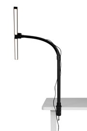 LED-Klemmleuchte in seitlicher Perspektive, befestigt an einem Tisch, mit flexiblem Arm und rechteckigem Leuchtkopf.