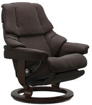 Bequemer brauner Einzelsessel mit Holzgestell, seitliche Perspektive