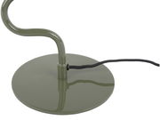 Nahaufnahme der Basis einer grünen Tischleuchte mit schwarzem Kabel, seitliche Perspektive.