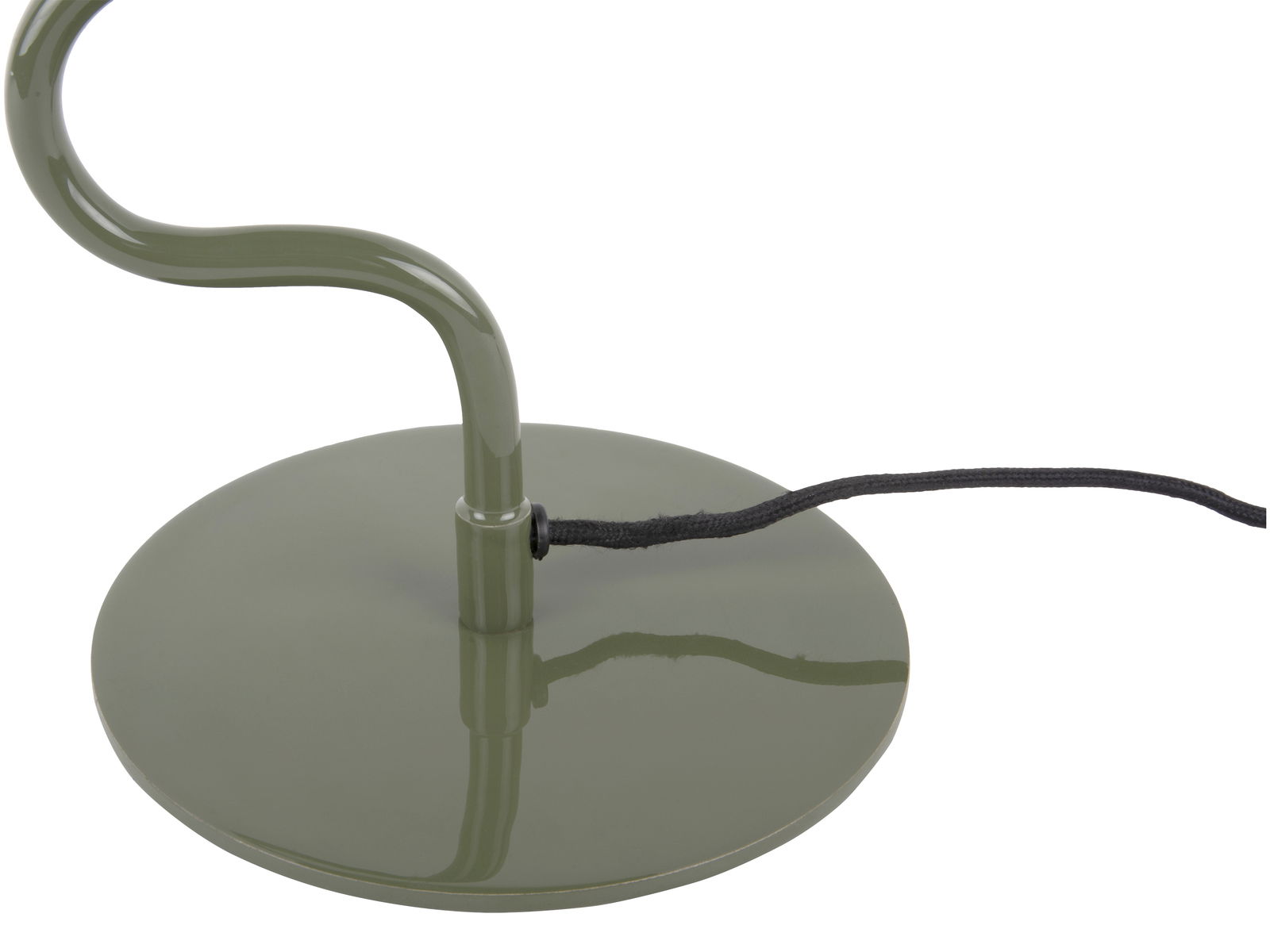 Nahaufnahme der Basis einer grünen Tischleuchte mit schwarzem Kabel, seitliche Perspektive.