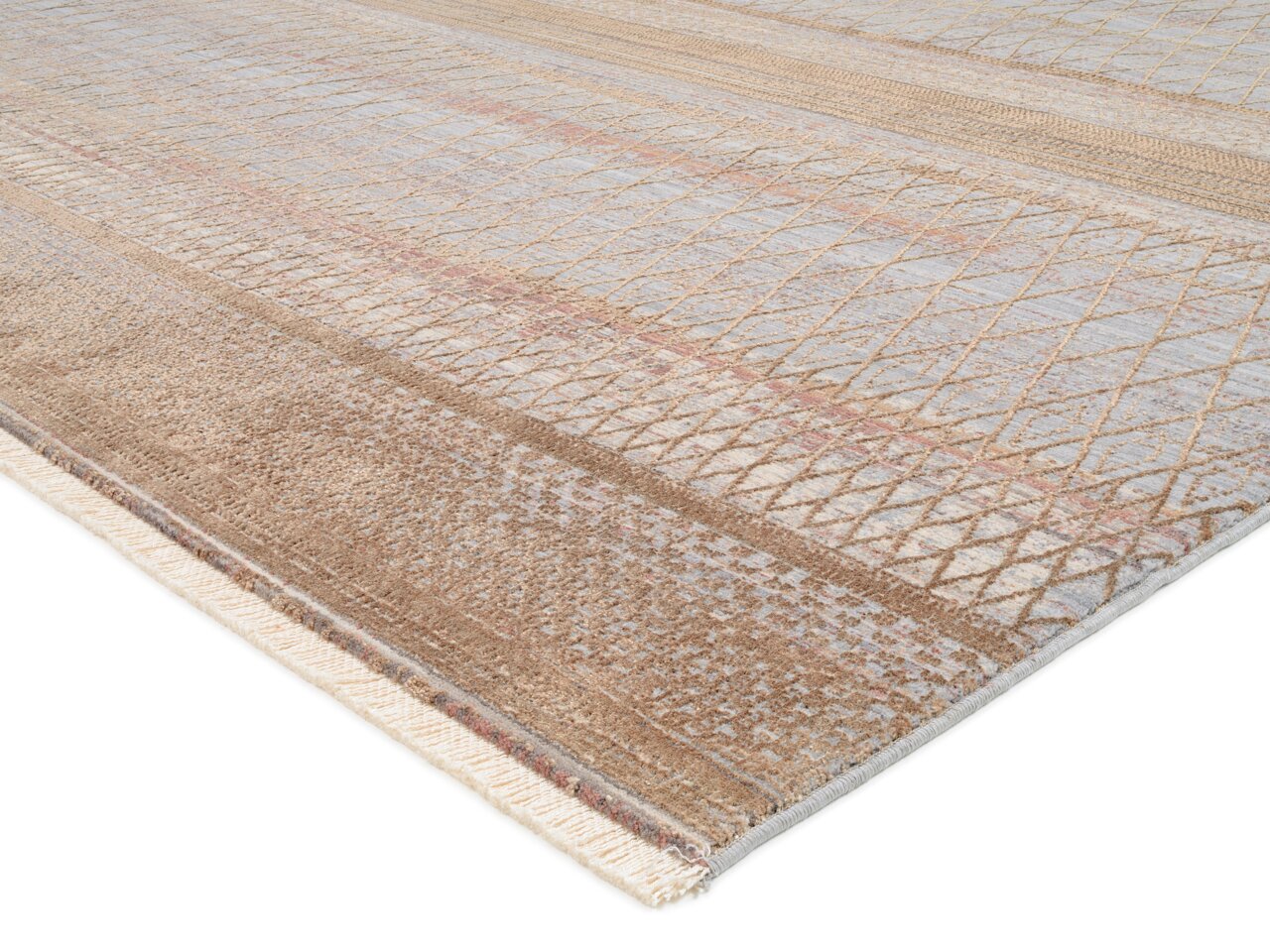 Designer Teppich mit geometrischem Muster in Erdtönen, seitliche Perspektive