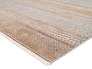 Designer Teppich mit geometrischem Muster in Erdtönen, seitliche Perspektive