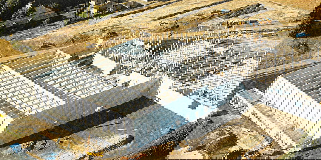 Aufnahme aus der Vogelperspektive, bei der der Rohbau des Zurbrüggen Verkaufshaus in Unna dargestellt wird.