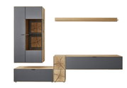 Moderne Wandkombination aus Holz und grauem Material mit vertikalem Schrank, horizontalem Regal und TV-Element, frontale Ansicht.