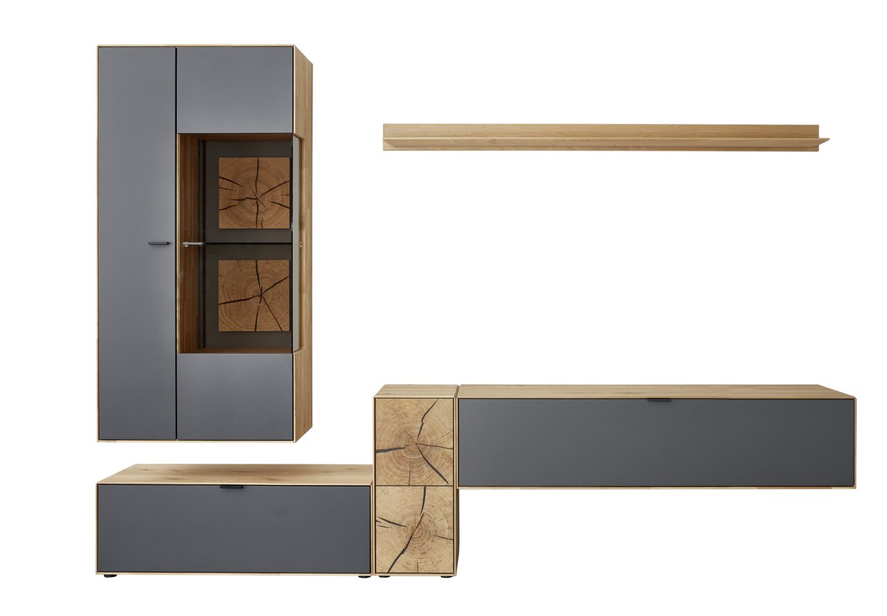 Moderne wandcombinatie van hout en grijs materiaal met een verticale kast, een horizontale plank en een tv-meubel, gezien van voren.