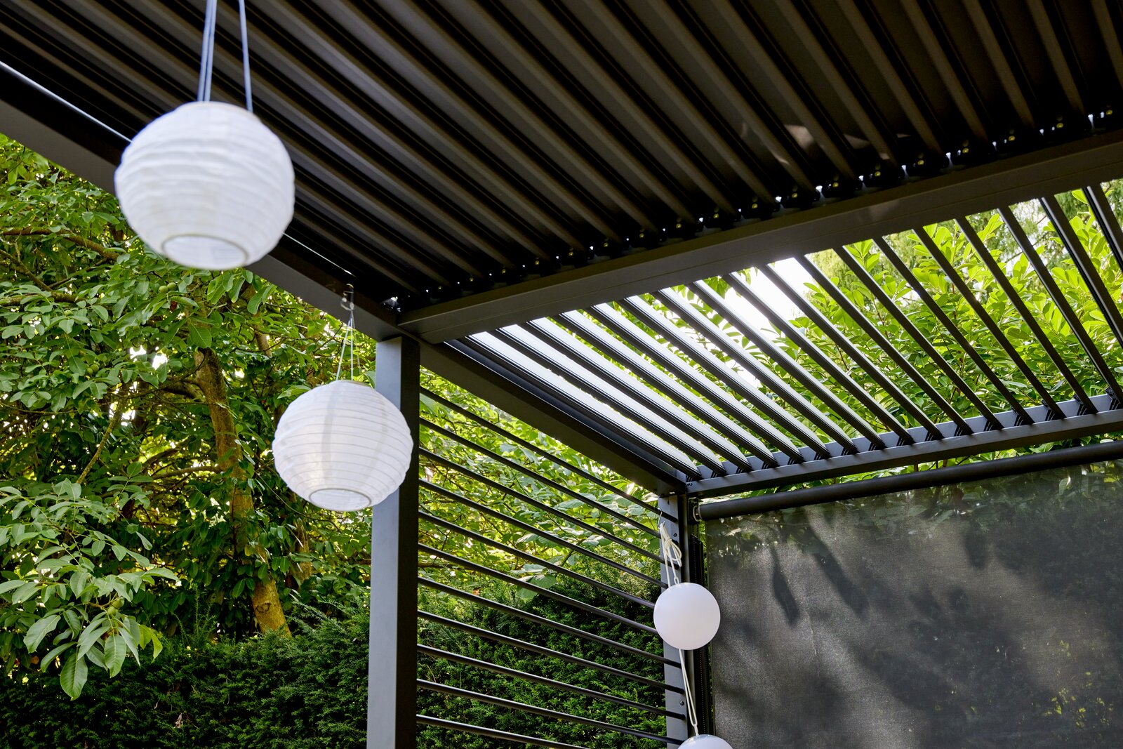 Siena Garden Basis Lamellen LIBERA Pergola mit verstellbaren Lamellen und hängenden Papierlaternen, seitliche Perspektive
