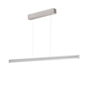 Moderne, lineare LED-Pendelleuchte in gebürsteter Metalloptik mit rechteckigem Deckenbaldachin und filigraner Seilabhängung, aus seitlicher Untersicht vor weißem Hintergrund