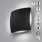 Schwarze AKKU-Wandleuchte mit modernem Design, seitliche Ansicht, zeigt Symbole für kabelloses Laden, USB-Anschluss, Ein-/Ausschalter, 10 Stunden Leuchtdauer, 9 Stunden Ladezeit, IP44-Schutz, Bewegungssensor und magnetische Befestigung.