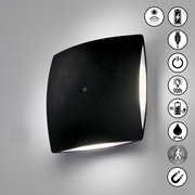 Schwarze AKKU-Wandleuchte mit modernem Design, seitliche Ansicht, zeigt Symbole für kabelloses Laden, USB-Anschluss, Ein-/Ausschalter, 10 Stunden Leuchtdauer, 9 Stunden Ladezeit, IP44-Schutz, Bewegungssensor und magnetische Befestigung.