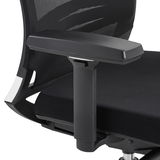 Nahaufnahme eines schwarzen Drehstuhls mit Armlehne und Netzrückenlehne, seitliche Perspektive