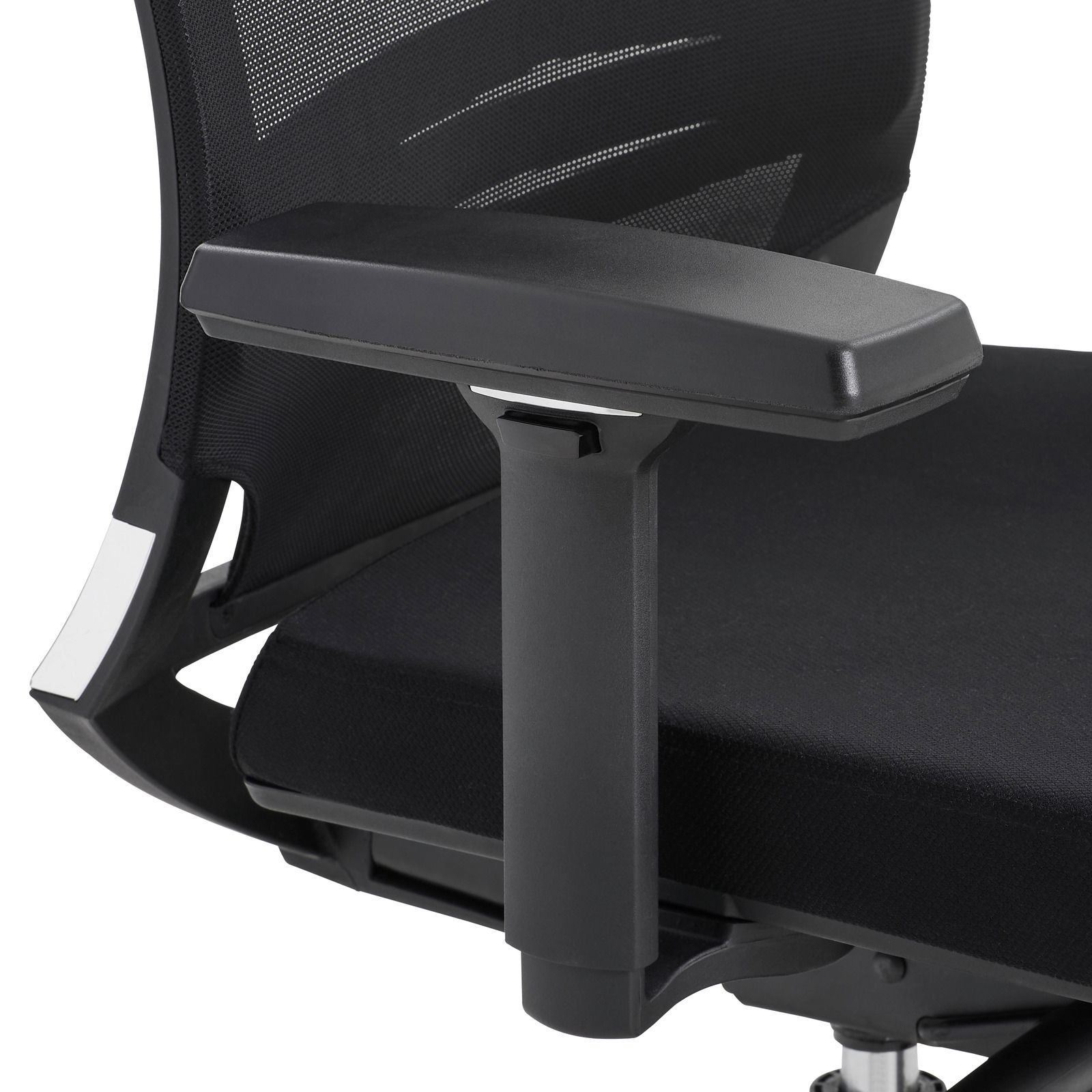 Nahaufnahme eines schwarzen Drehstuhls mit Armlehne und Netzrückenlehne, seitliche Perspektive