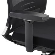 Nahaufnahme eines schwarzen Drehstuhls mit Armlehne und Netzrückenlehne, seitliche Perspektive