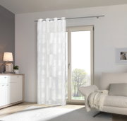 Moderner weißer Ösenschal vor einem Fenster in einem stilvoll eingerichteten Wohnzimmer, seitliche Perspektive.