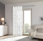 Moderner weißer Ösenschal vor einem Fenster in einem stilvoll eingerichteten Wohnzimmer, seitliche Perspektive.