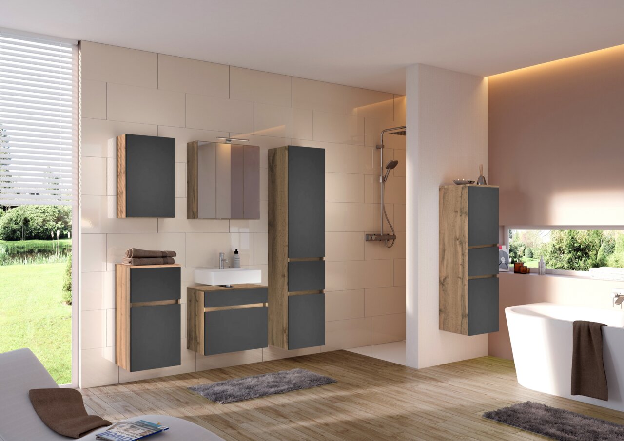Moderne Badezimmermöbel in Holzoptik mit grauen Fronten, inklusive Midischrank, aus der Perspektive eines hellen, geräumigen Badezimmers mit Blick auf eine grüne Außenanlage.