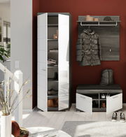 Moderner Eingangsbereich mit Garderoben-Set, bestehend aus einem hohen Schuhschrank mit Spiegel, einer Garderobenbank mit Sitzkissen und einem Garderobenpaneel mit Haken und Ablage. Perspektive: Frontalansicht.