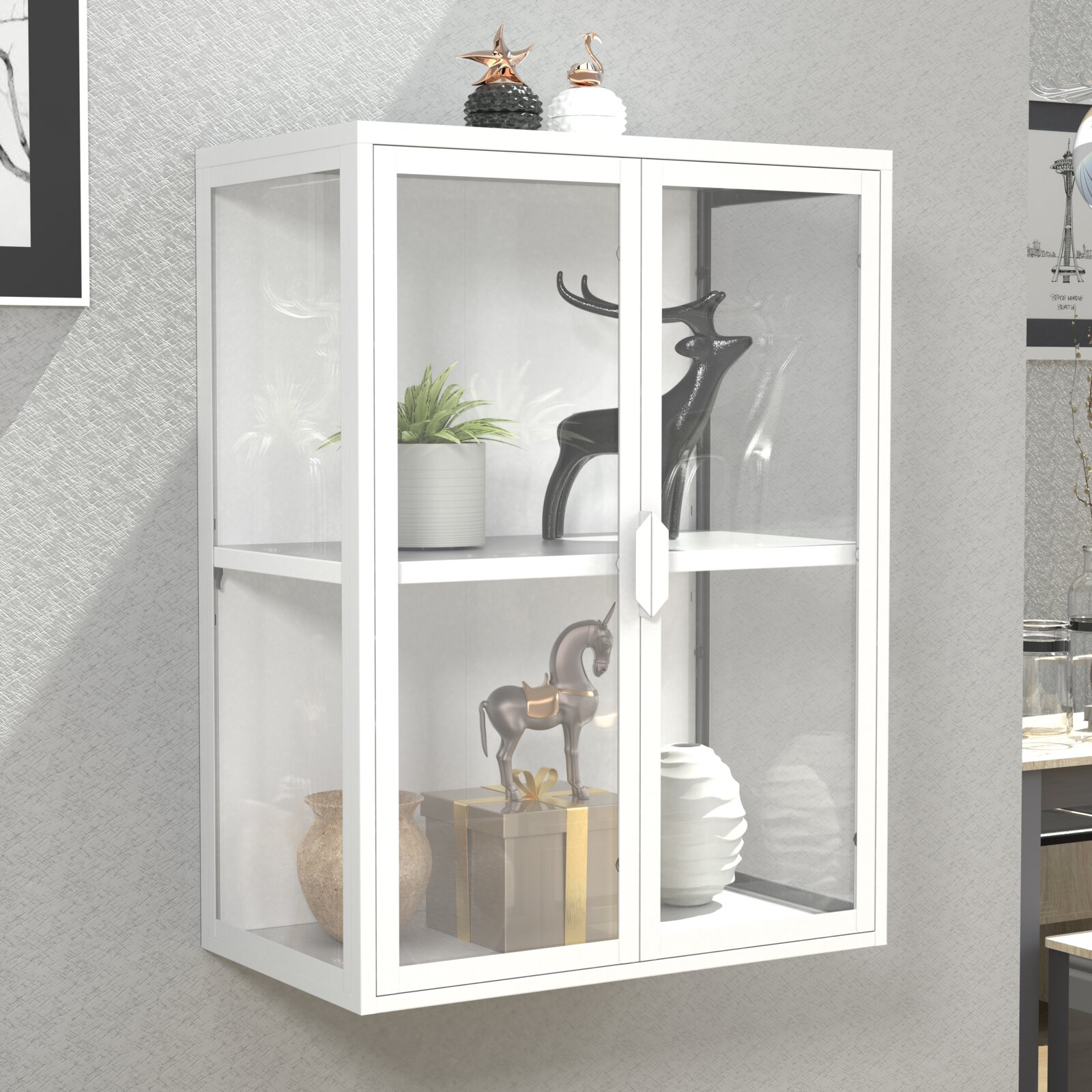 Weiße Wandvitrine/Hängeschrank mit zwei Glastüren und Glas-Seitenteilen, mit Dekoartikeln bestückt, in schräger Frontansicht von links.