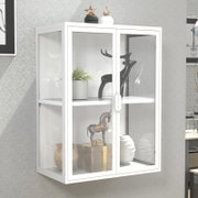 Weiße Wandvitrine/Hängeschrank mit zwei Glastüren und Glas-Seitenteilen, mit Dekoartikeln bestückt, in schräger Frontansicht von links.