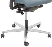 Nahaufnahme der Basis eines Drehstuhls mit fünf Rollen und verstellbaren Hebeln, seitliche Perspektive