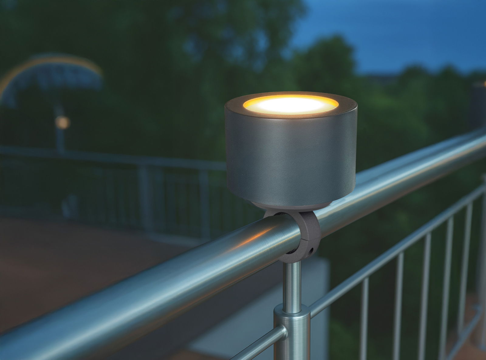 Fischer & Honsel Geländerhalterung zu Akku-Windlicht MIX & MATCH 2 Geländerhalterung mit Akku-Windlicht, montiert auf einem Metallgeländer, seitliche Perspektive